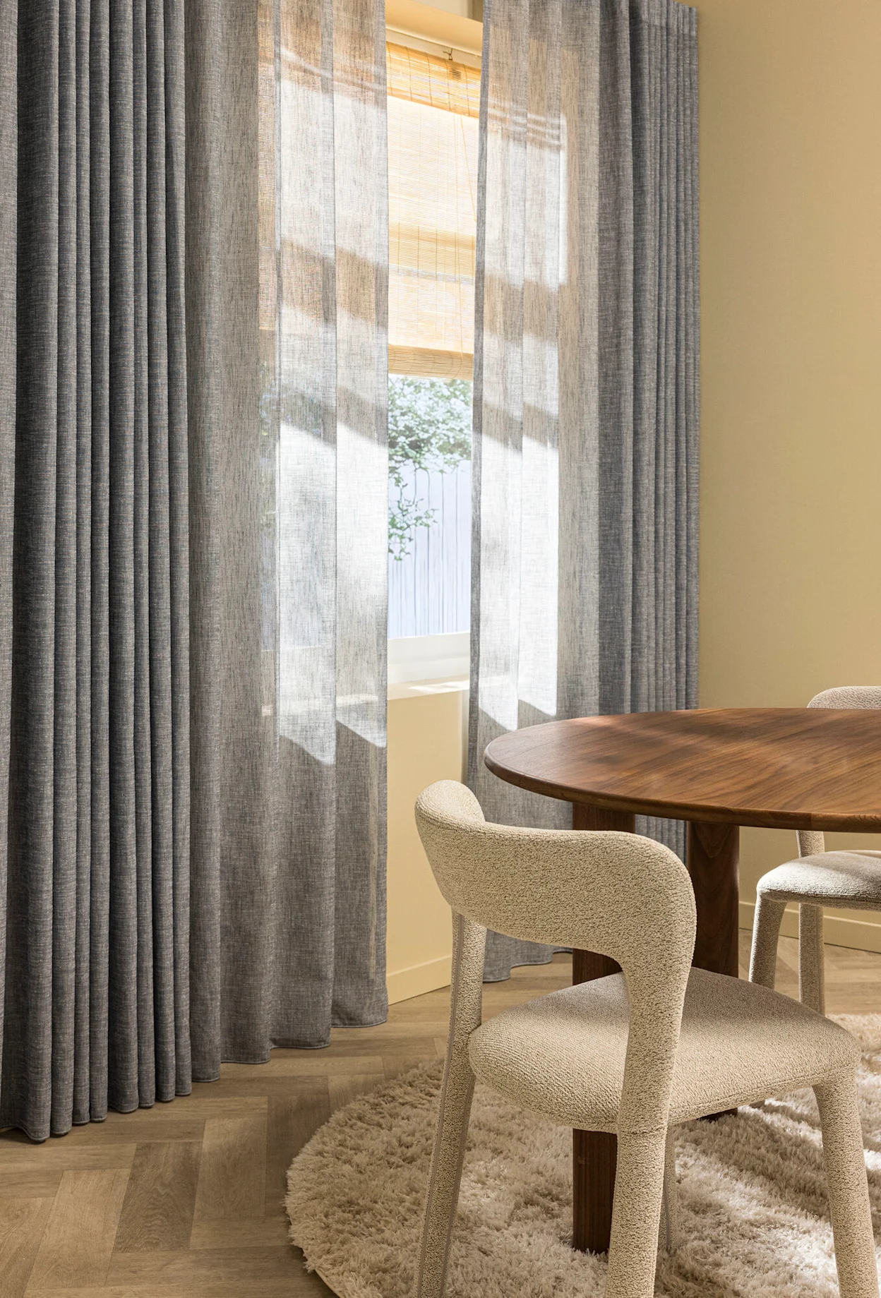 Scandinavische eethoek met blauwe inbetweens en bamboe jaloezieën