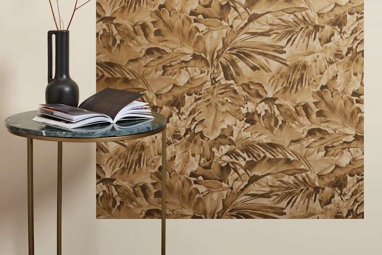 Sfeersetting van een roze boogmuur met blauw behang met witte kraanvogels