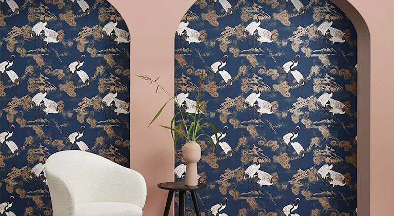 Sfeersetting van een roze boogmuur met blauw behang met witte kraanvogels