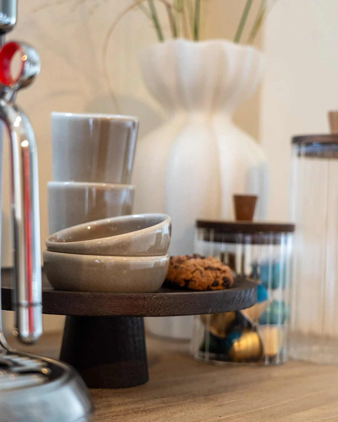 Gezellig koffiehoekje met plateau en kopjes