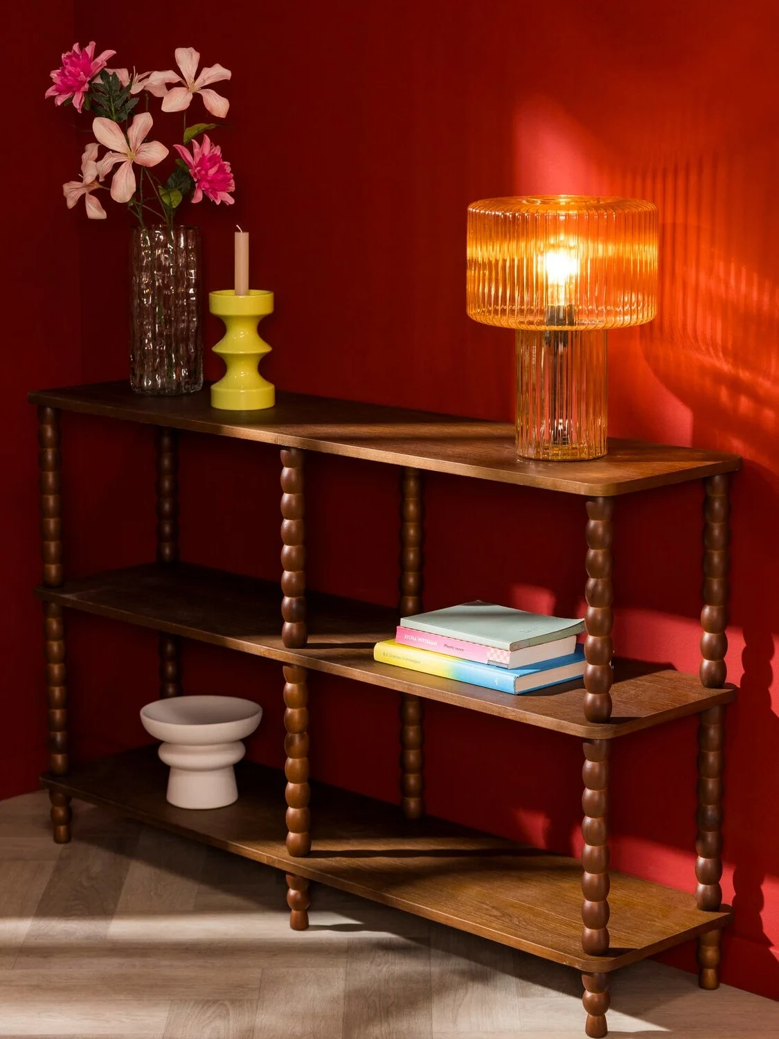 Eclectisch hoekje met een retro kast en kleurrijke decoratie