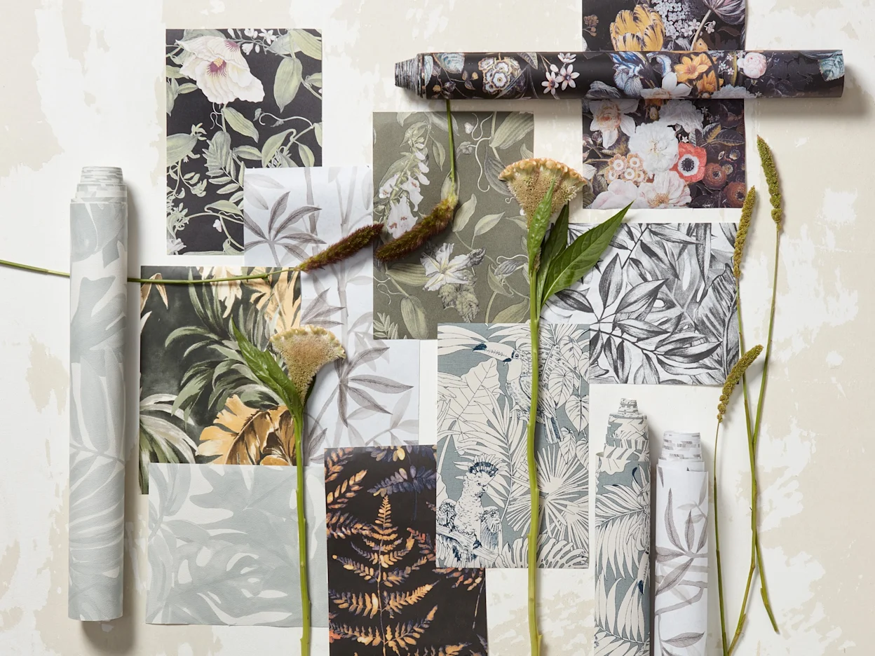 Landelijk behang bloemenprints, bladermotieven en zachte tinten.