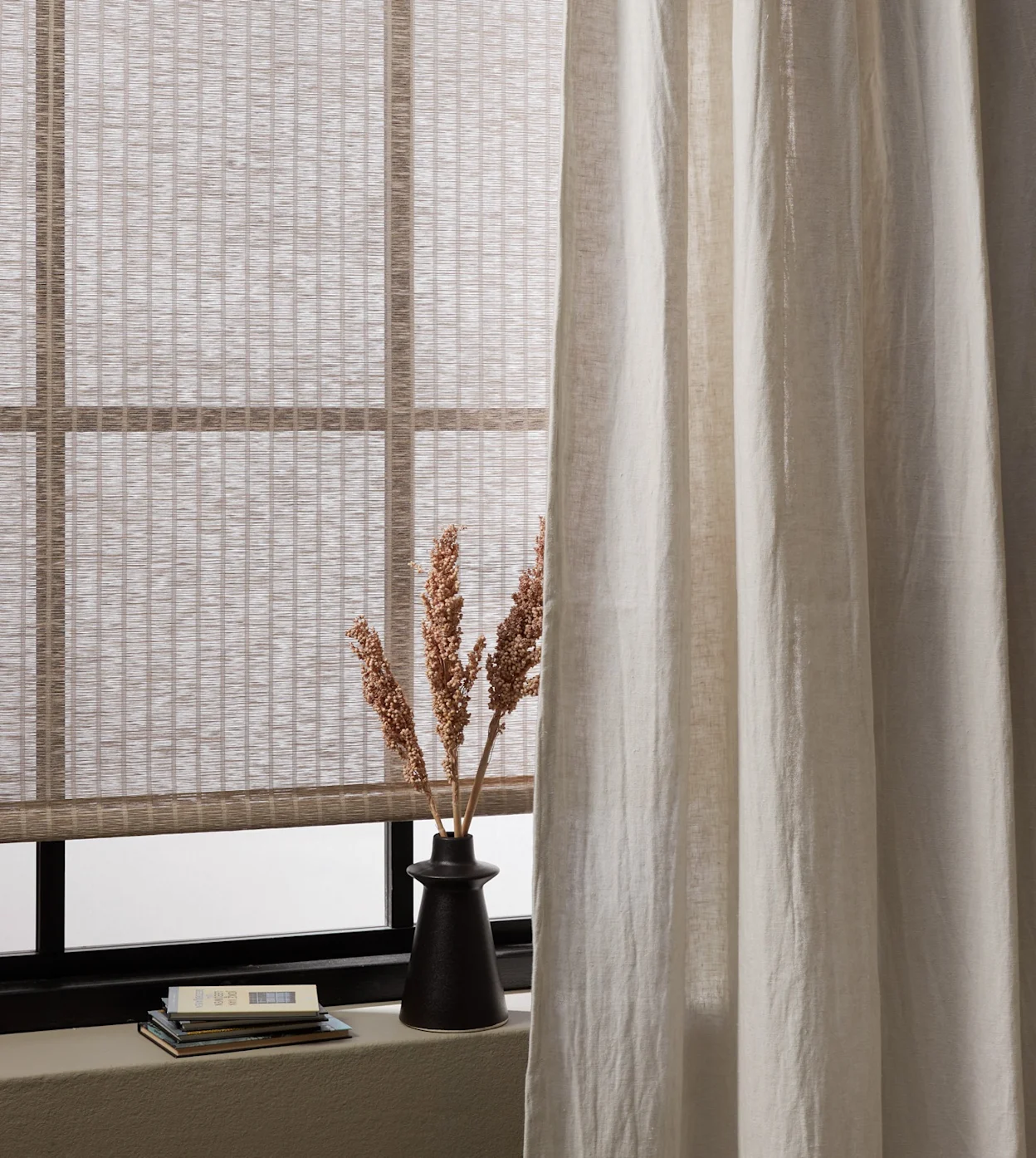 Rolgordijnen als subtiele raamdecoratie in een Scandinavisch interieur