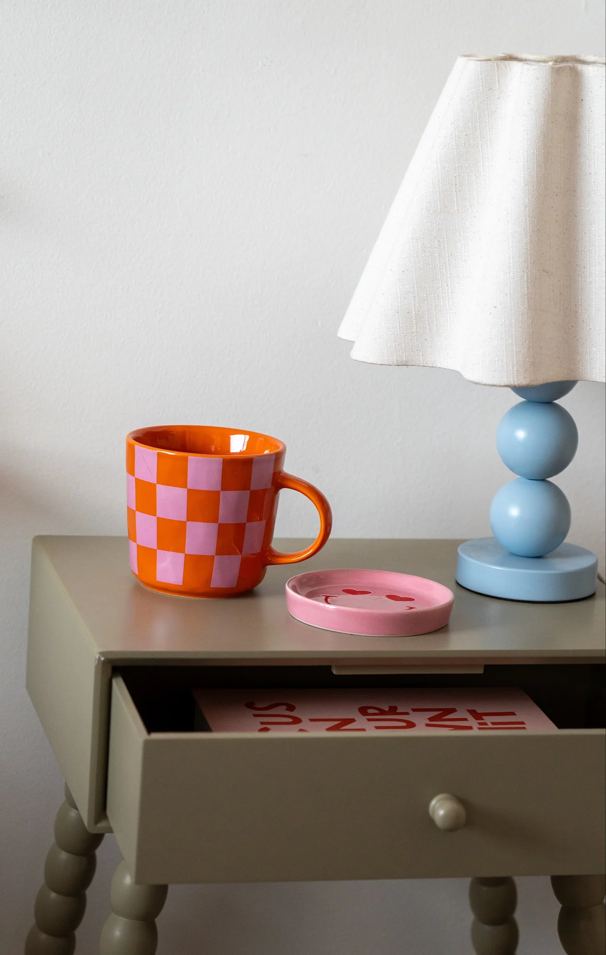 Blauw lampvoetje met ronde vormen en een golvend kapje