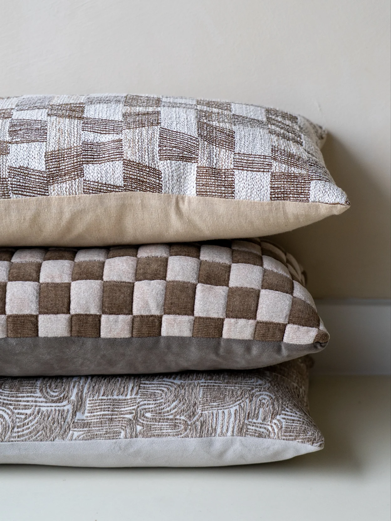 Japandi sierkussens met organische motieven in bruin- en beige tinten