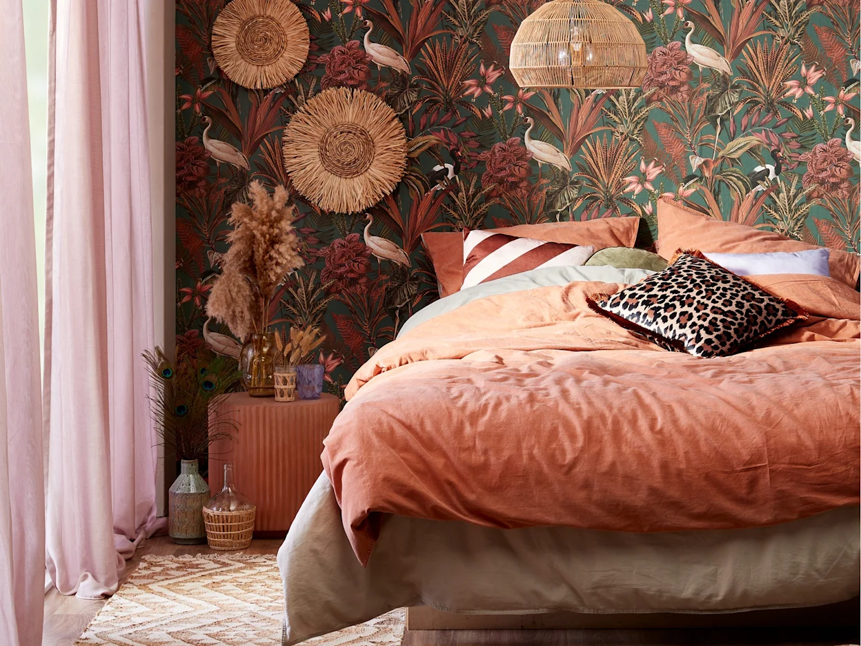 Een bohemian slaapkamer is warm en knus, met natuurlijke materialen en sfeervolle accessoires