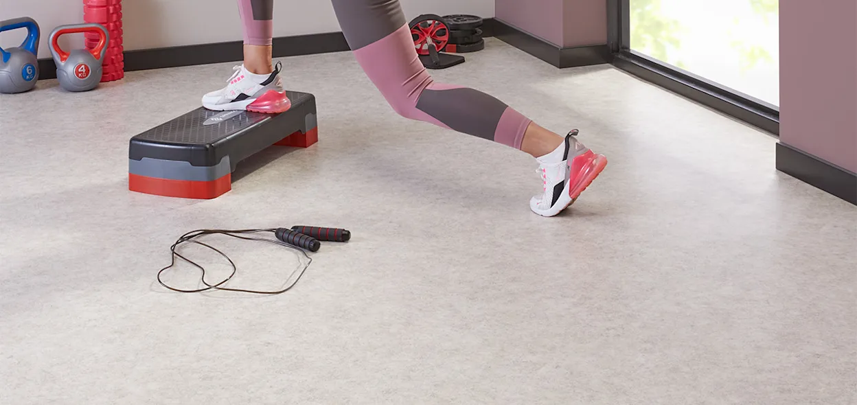 Sportende mensen op een vinyl vloer