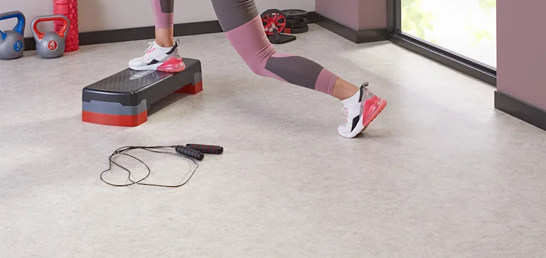 Sportende mensen op een vinyl vloer