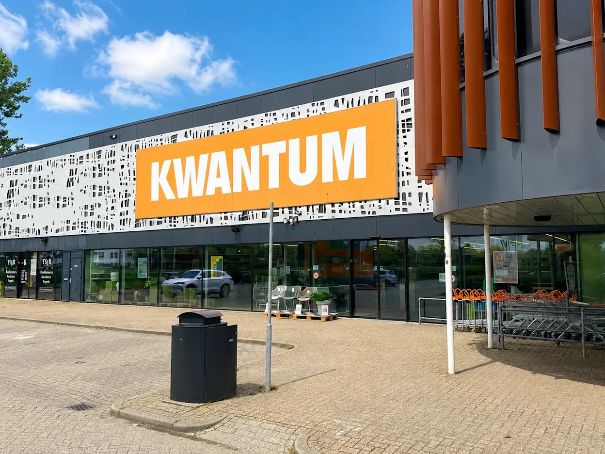 Voorgevel van Kwantum in Almelo