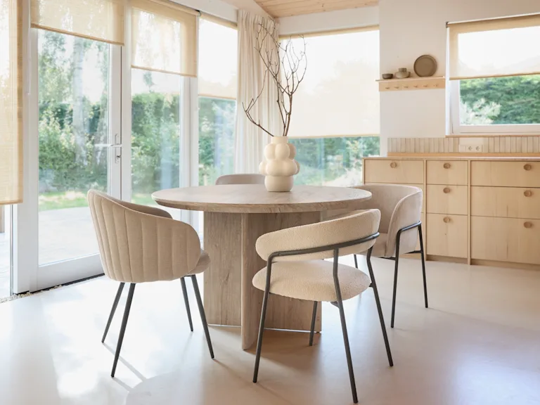 Ronde eettafel hout in moderne setting