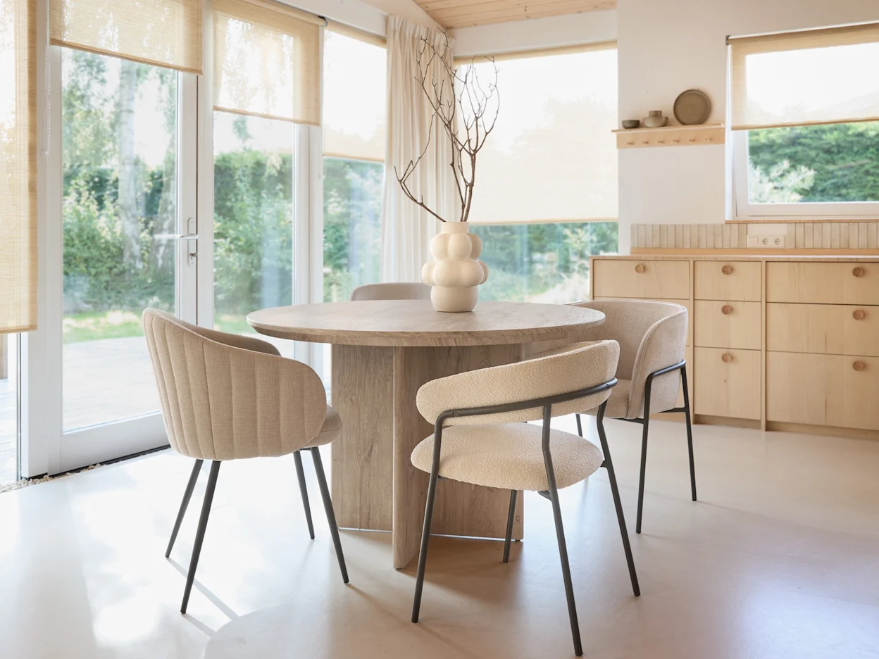 Ronde eettafel hout in moderne setting