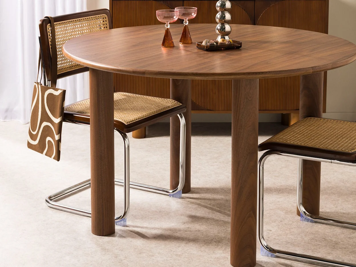 Ronde eettafel hout in moderne setting