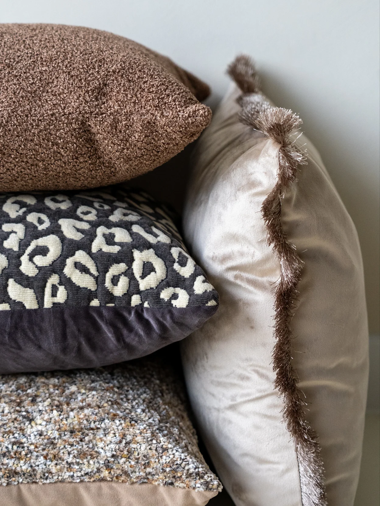 Hotel Chique sierkussens met panterprints en zachte stoffen en franjes