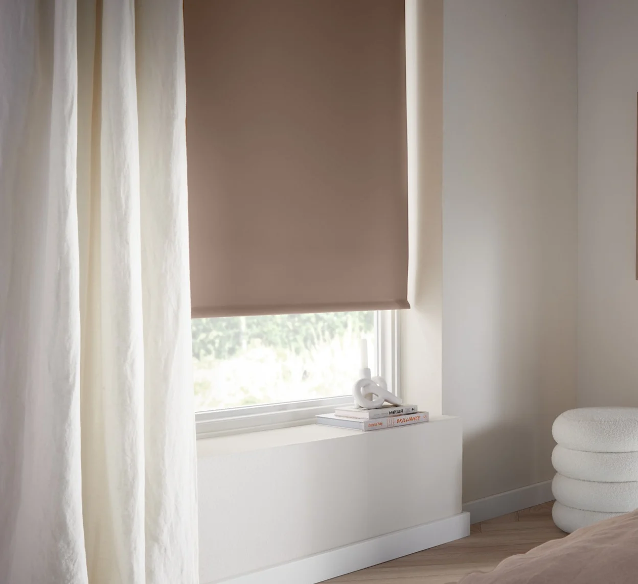 Lichtbruin verduisterend rolgordijn en witte linnen gordijnen voor een moderne look