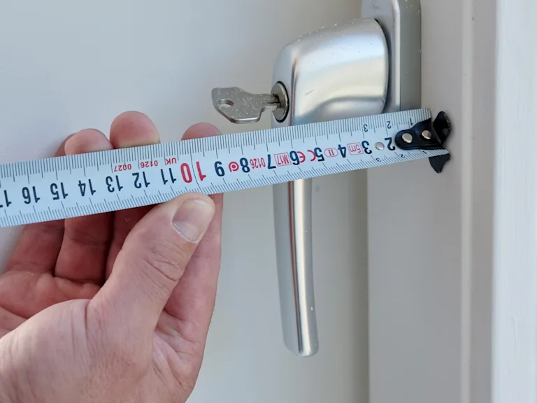 Zelf je raambekleding opmeten en monteren