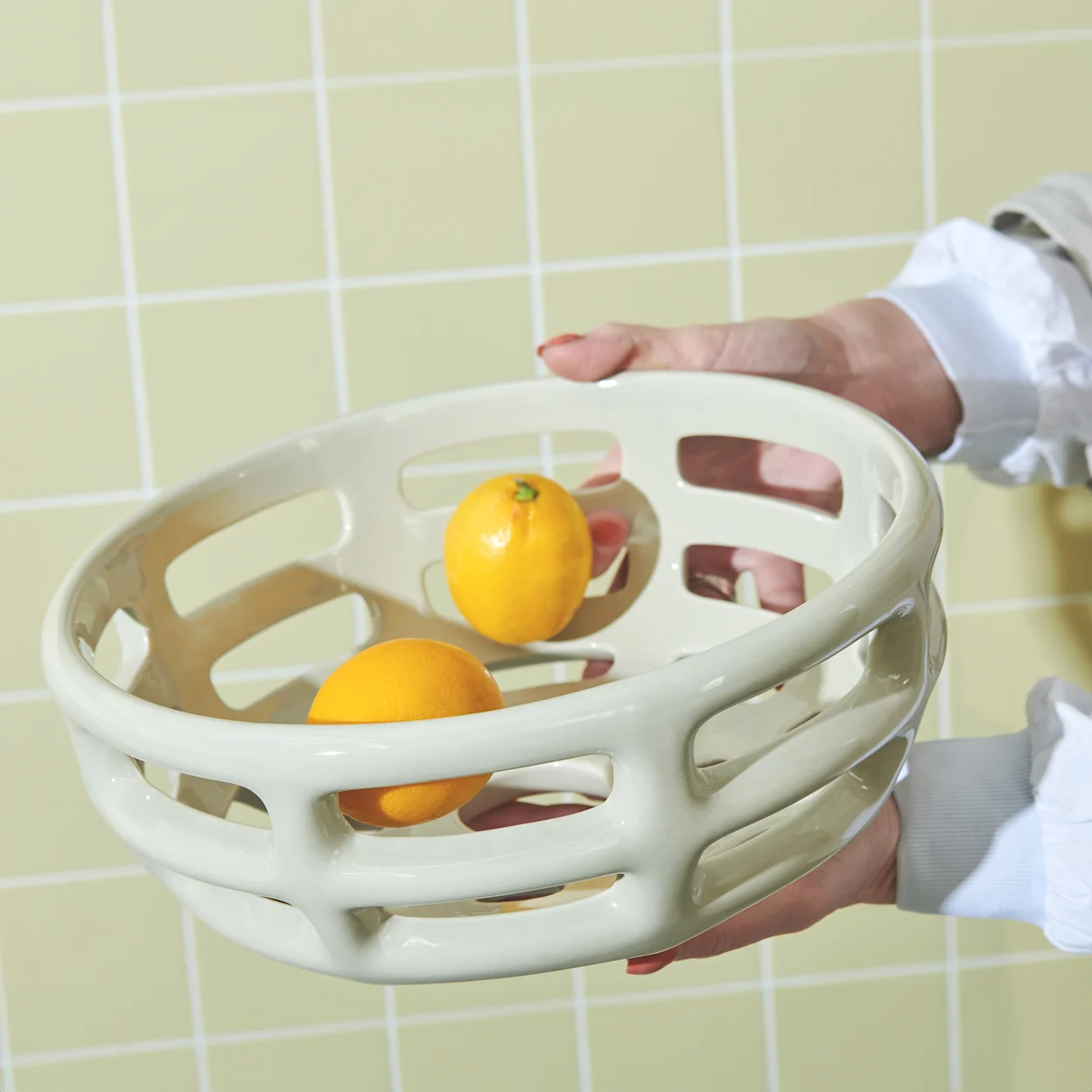 Witte organische fruitschaal