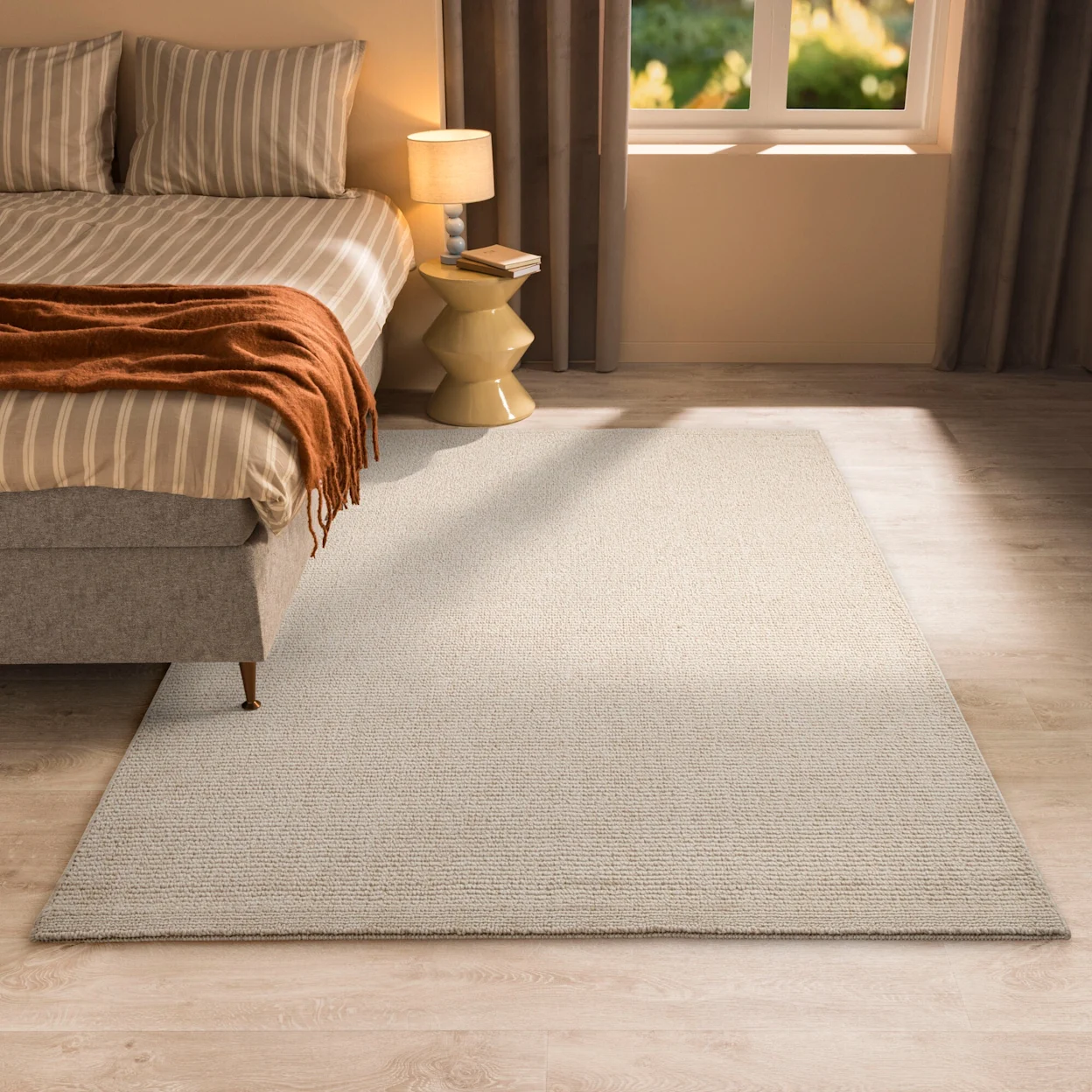 Zacht organisch vloerkleed in een Scandinavische slaapkamer