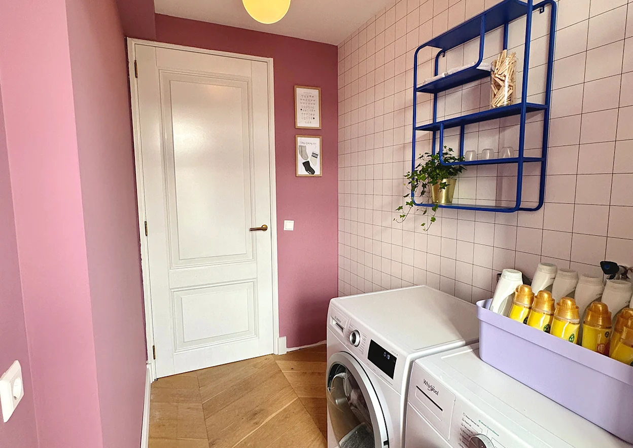 Het kleurrijke washok van blogger Leonie ter veldt na make-over met roze verfkleur Misty Mauve van Kwantum