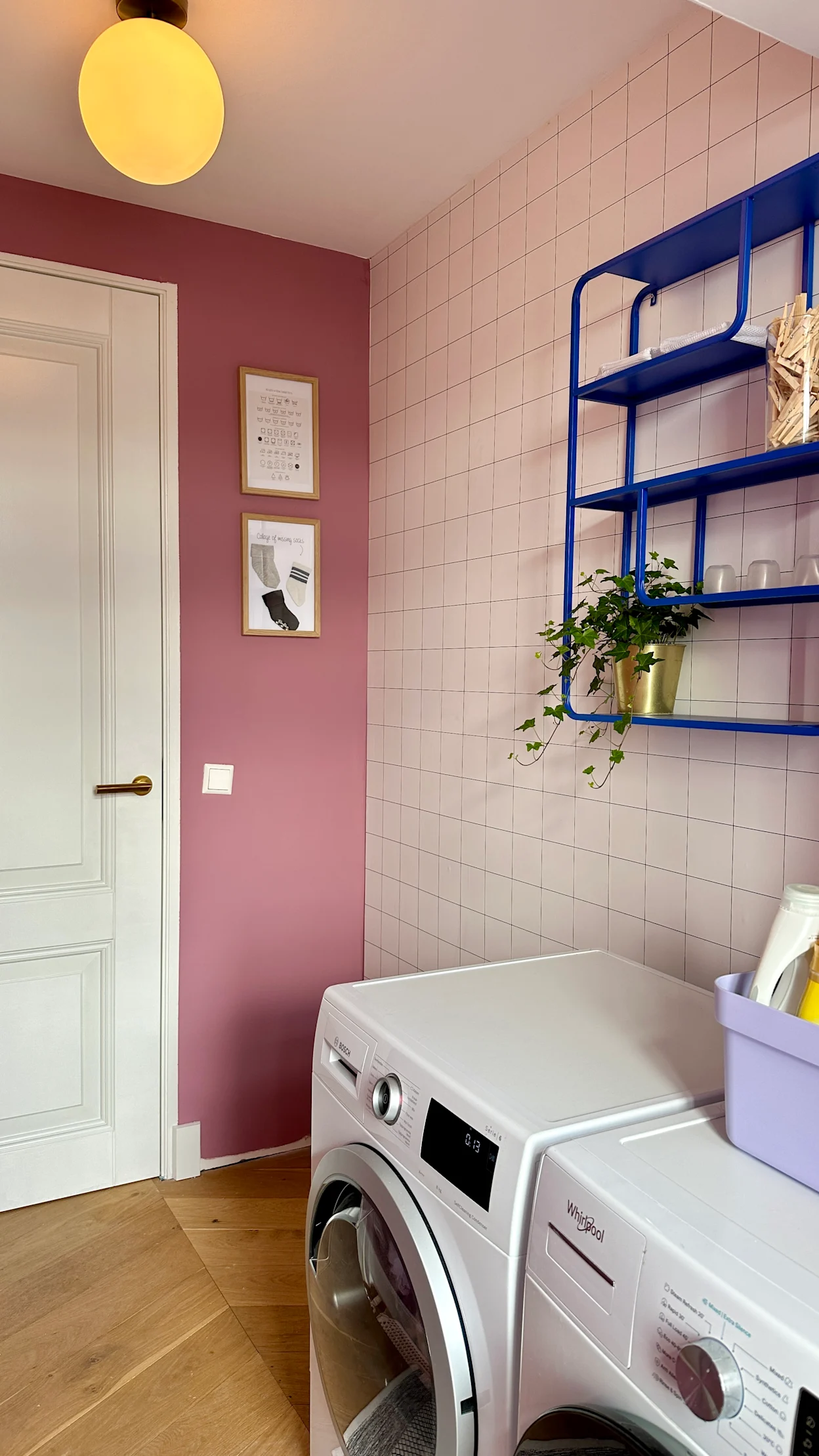 Het kleurrijke washok van blogger Leonie ter veldt na make-over met roze verfkleur Misty Mauve van Kwantum