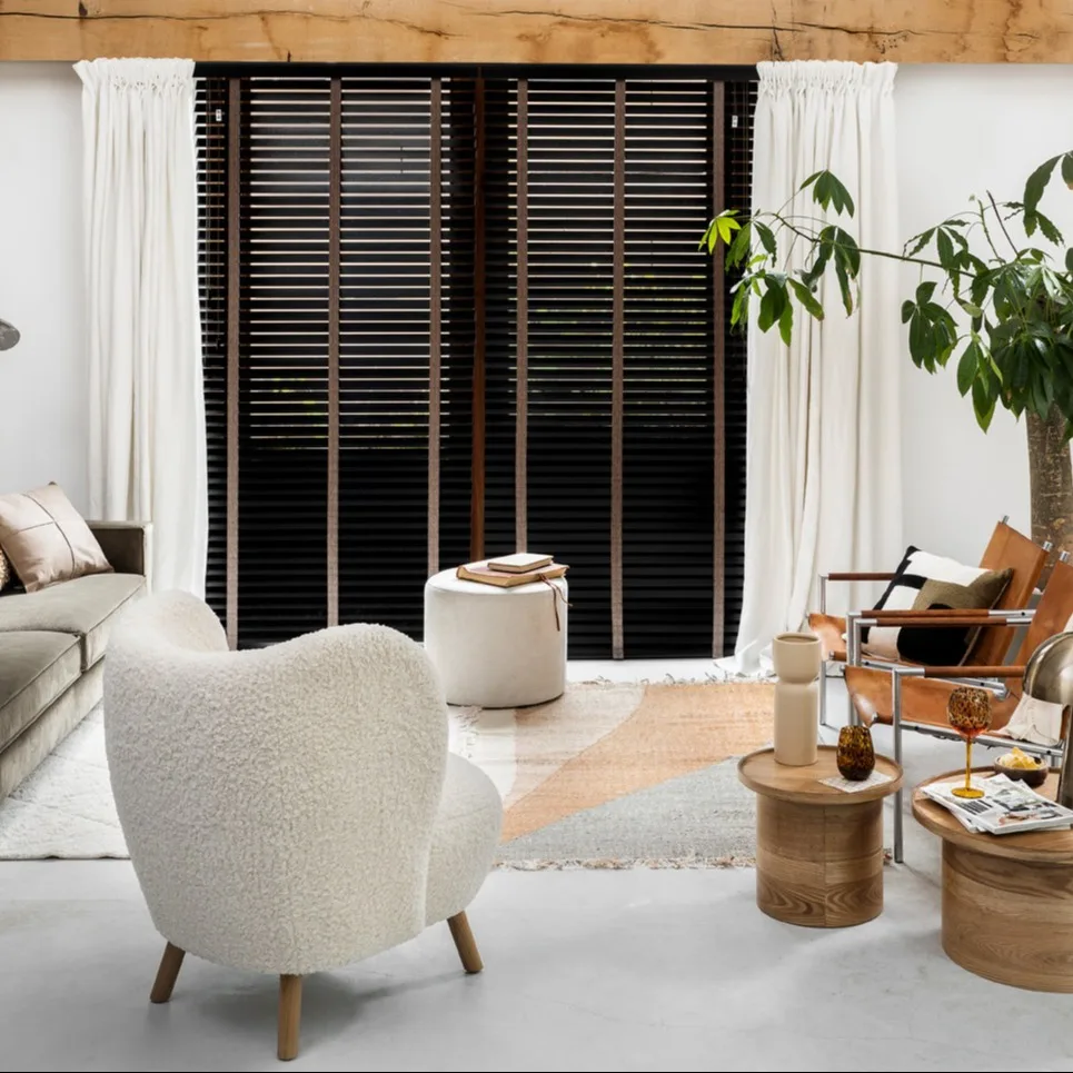 Raamtrend: serene sfeer met houten jaloezieën en linnen gordijnen