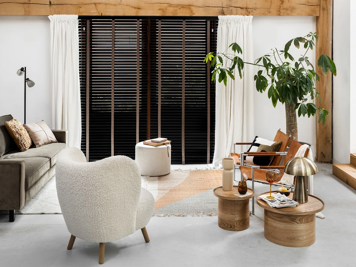 Raamtrend: serene sfeer met houten jaloezieën en linnen gordijnen