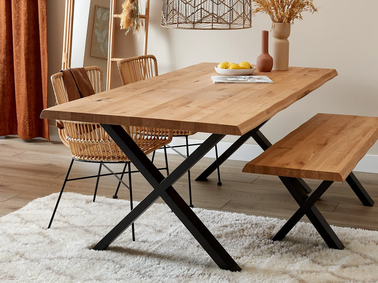 Rechthoekige houten eettafel in sfeervolle setting