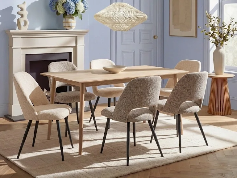 Rechthoekige houten eettafel in sfeervolle setting