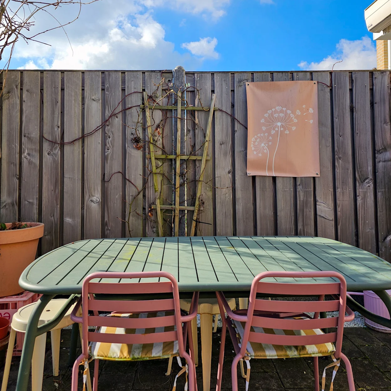 De before foto van de tuin van @mevrouwstyling
