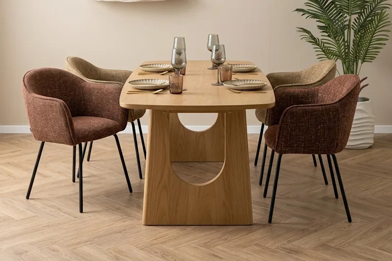 Lichte houten eettafel