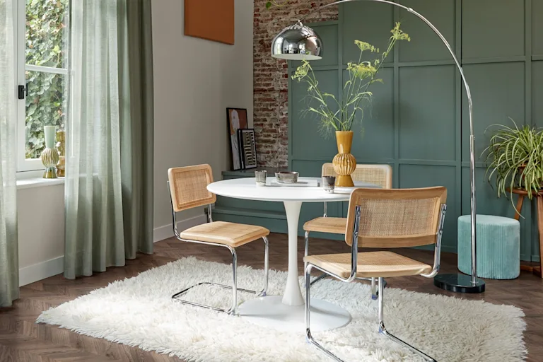 Witte ronde eettafel in retro setting