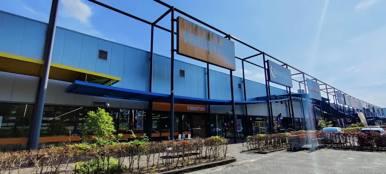 Voorgevel van Kwantum in Drachten