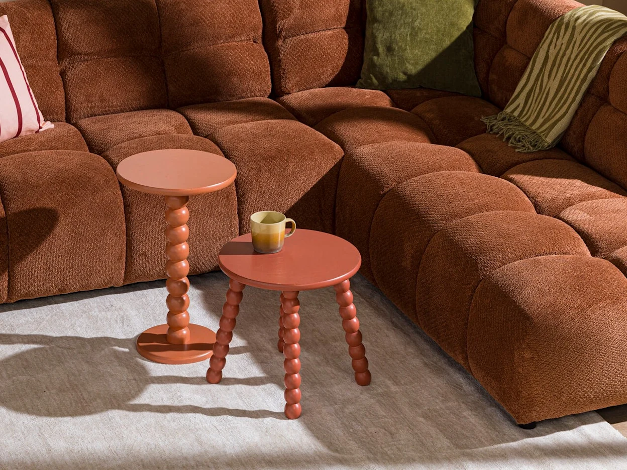 Retro bijzettafels van hout in rood en terra, met bolvormig onderstel