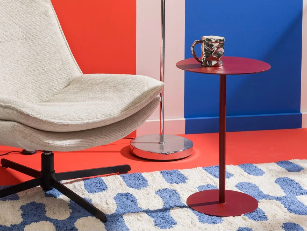 Retro bijzettafel van donkerrood metaal