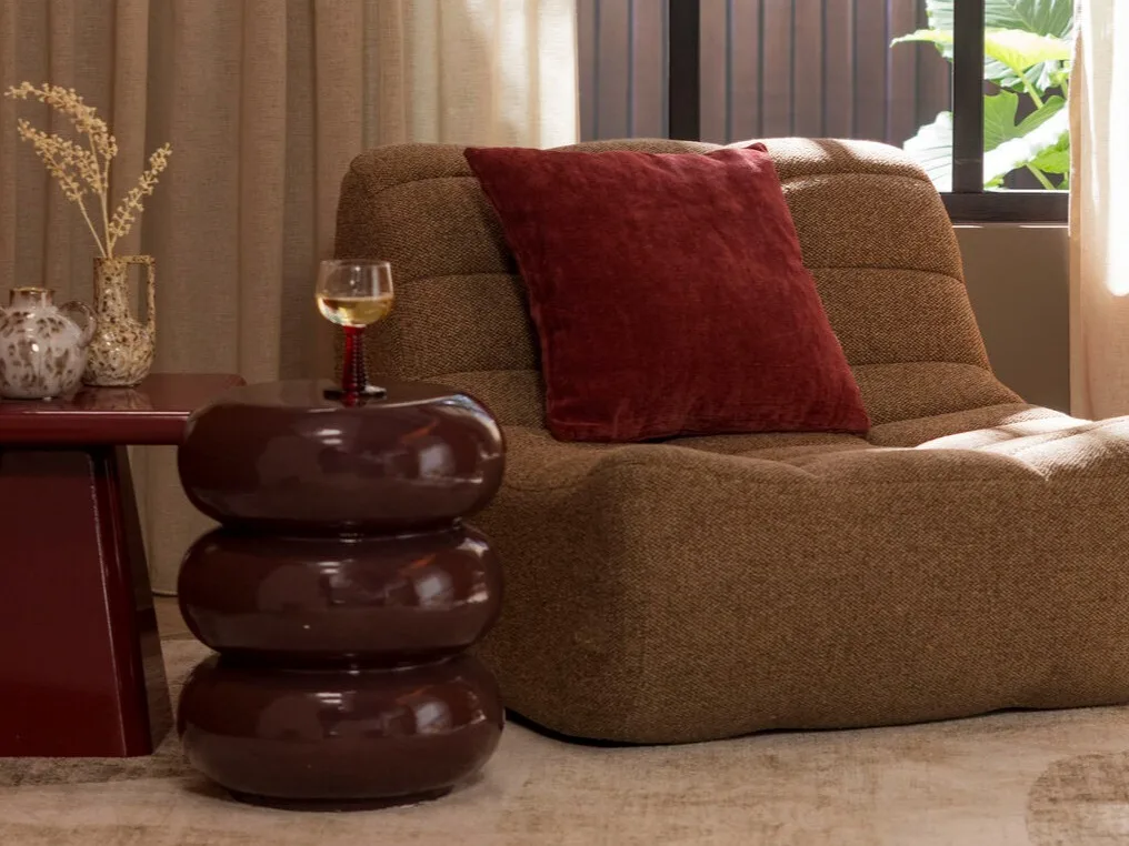 Retro bijzettafels van hout in rood en terra, met bolvormig onderstel