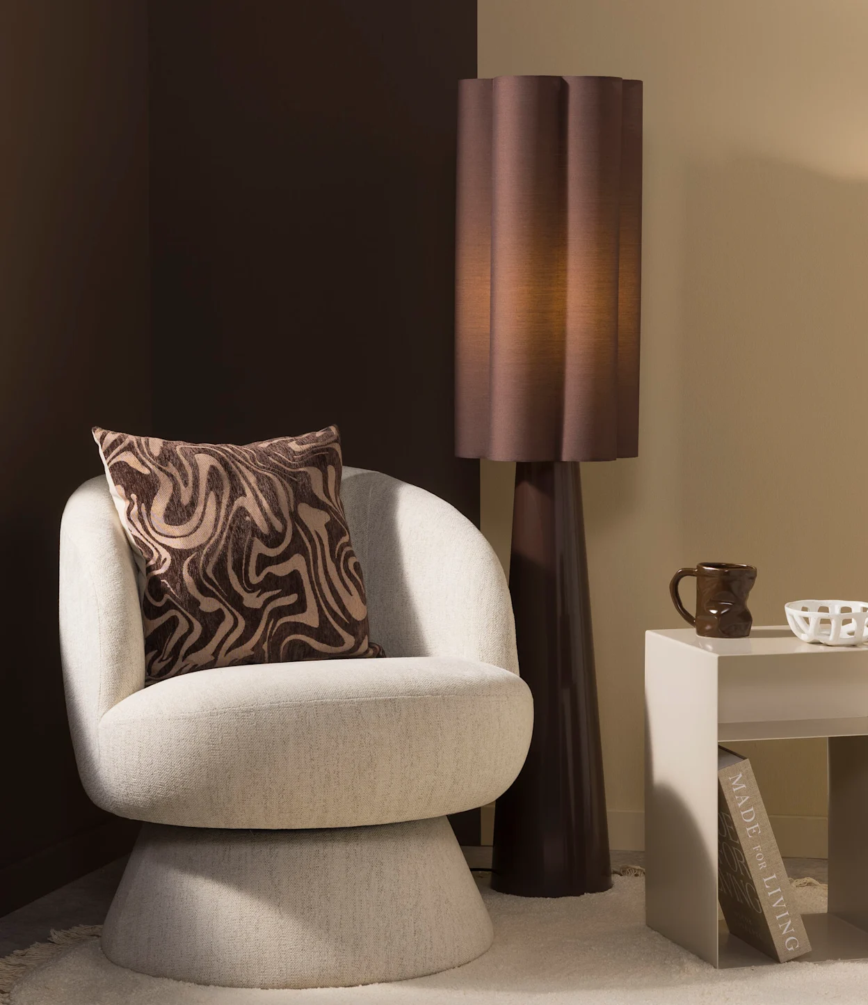 Scandinavische vloerlamp in warme bruintint met golvende kap