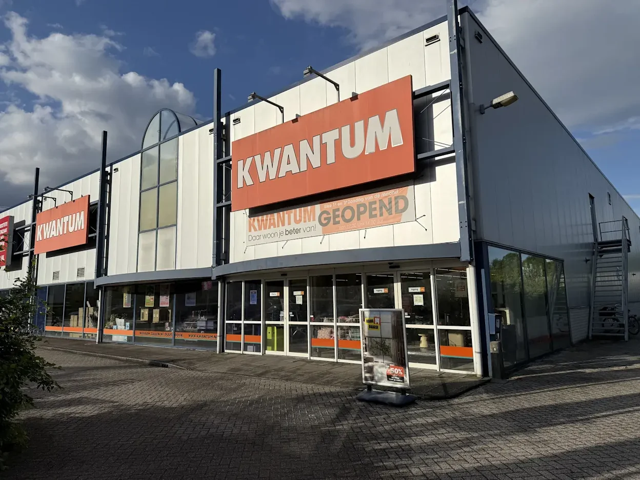Voorgevel van Kwantum in Emmen