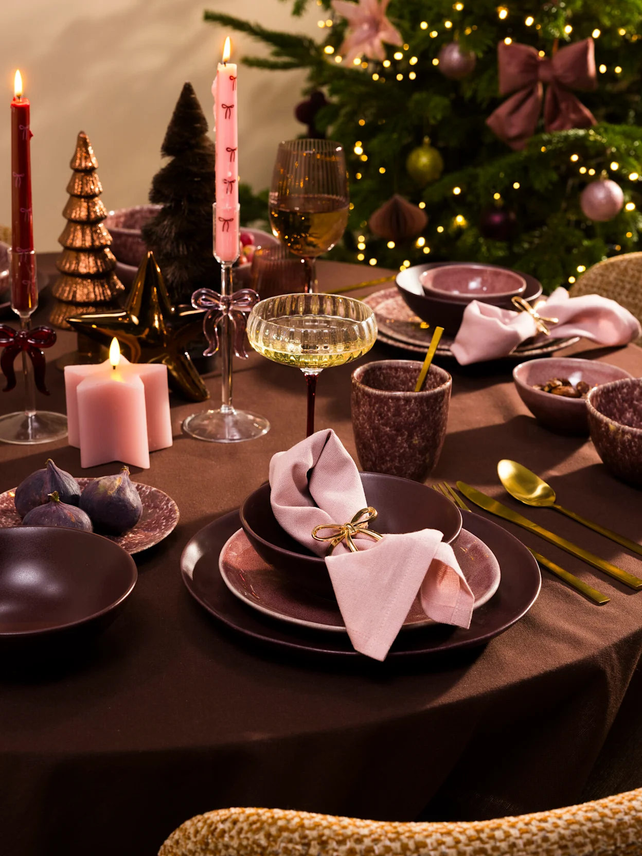 Feestelijke tafelsetting in warme tinten