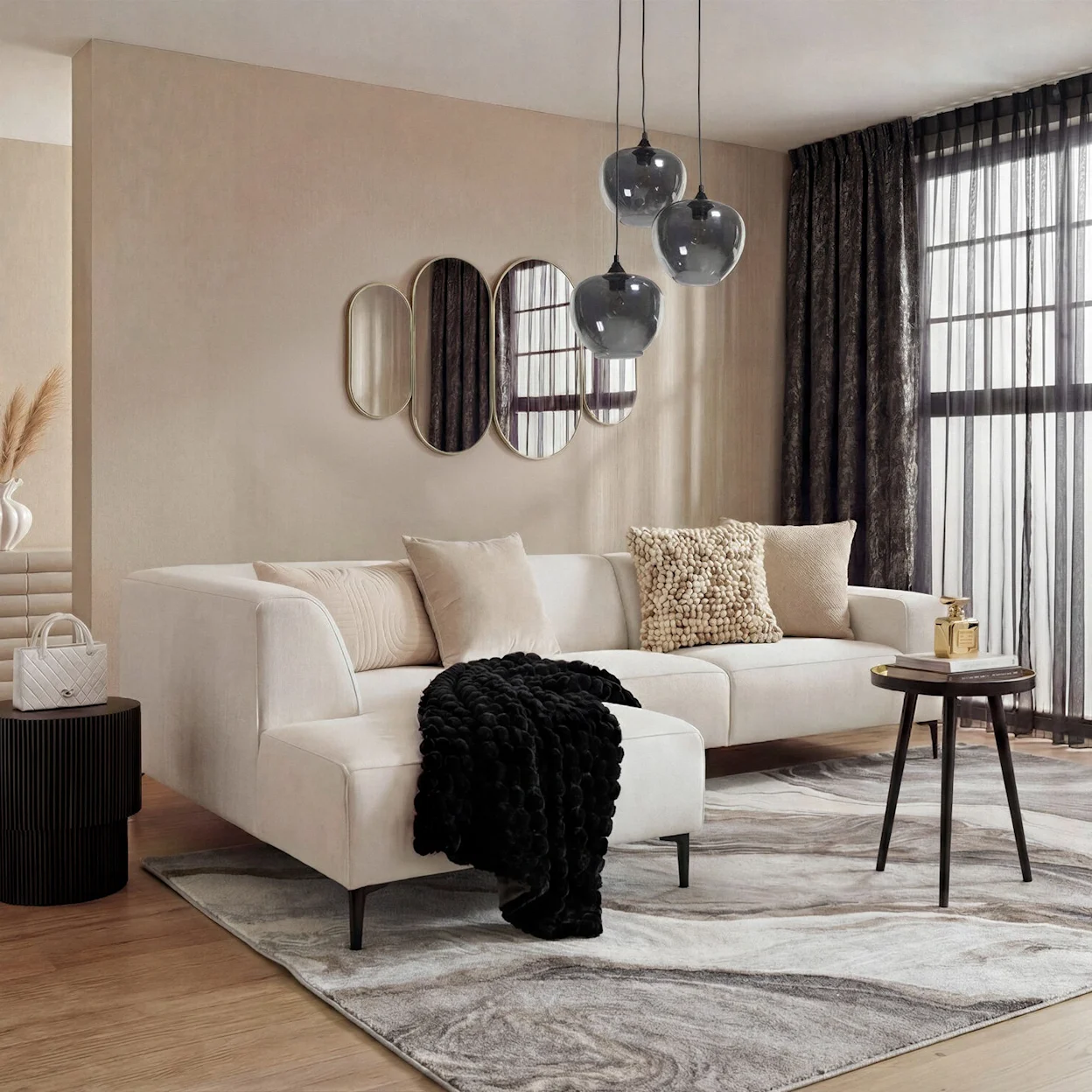 Woonkamer setting met accenten van donker glas, messing, velours sierkussens en donkere tinten