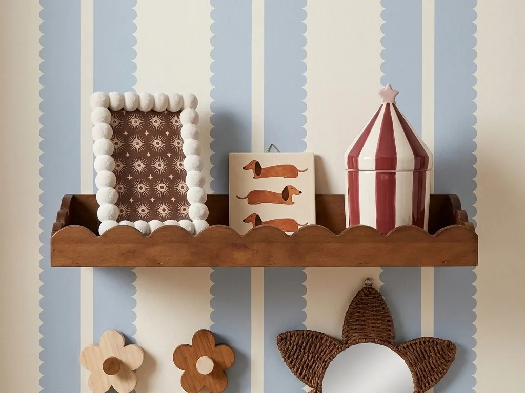 Grafisch blauw behang met strepen en golfjes voor de kinderkamer