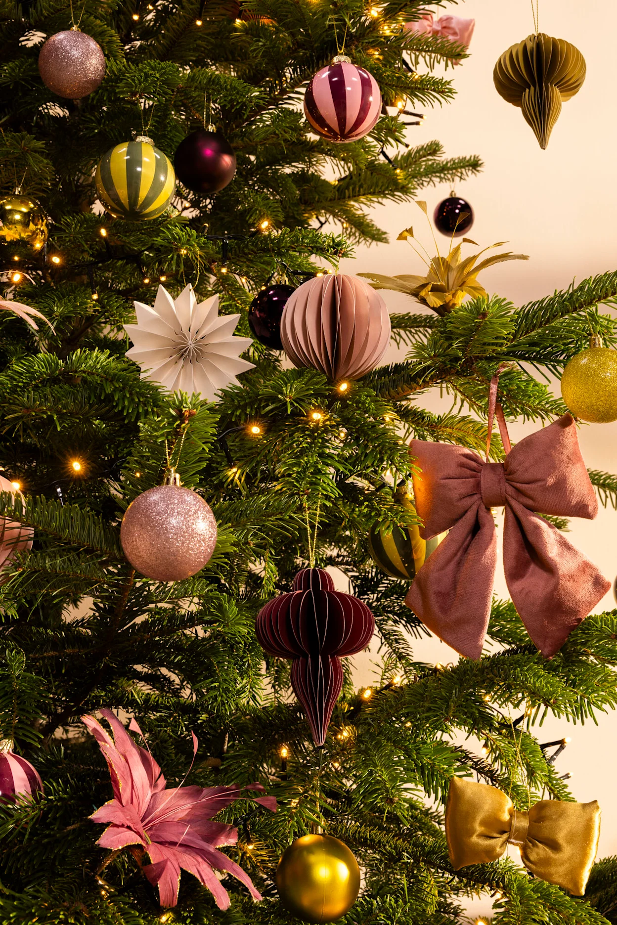 Kerstballen en kerstornamenten van papier, stof en veertjes