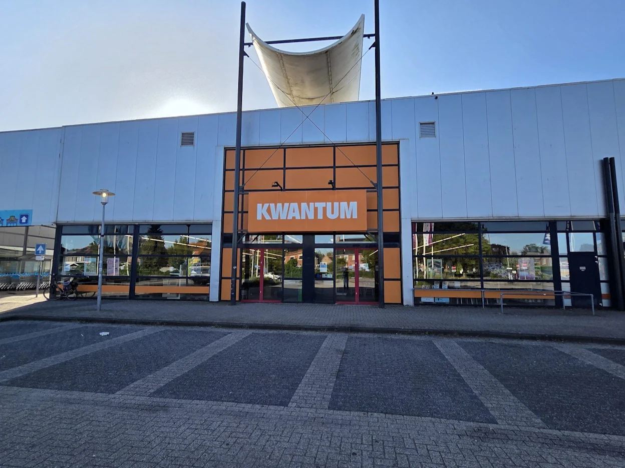 Voorgevel van Kwantum in Winschoten