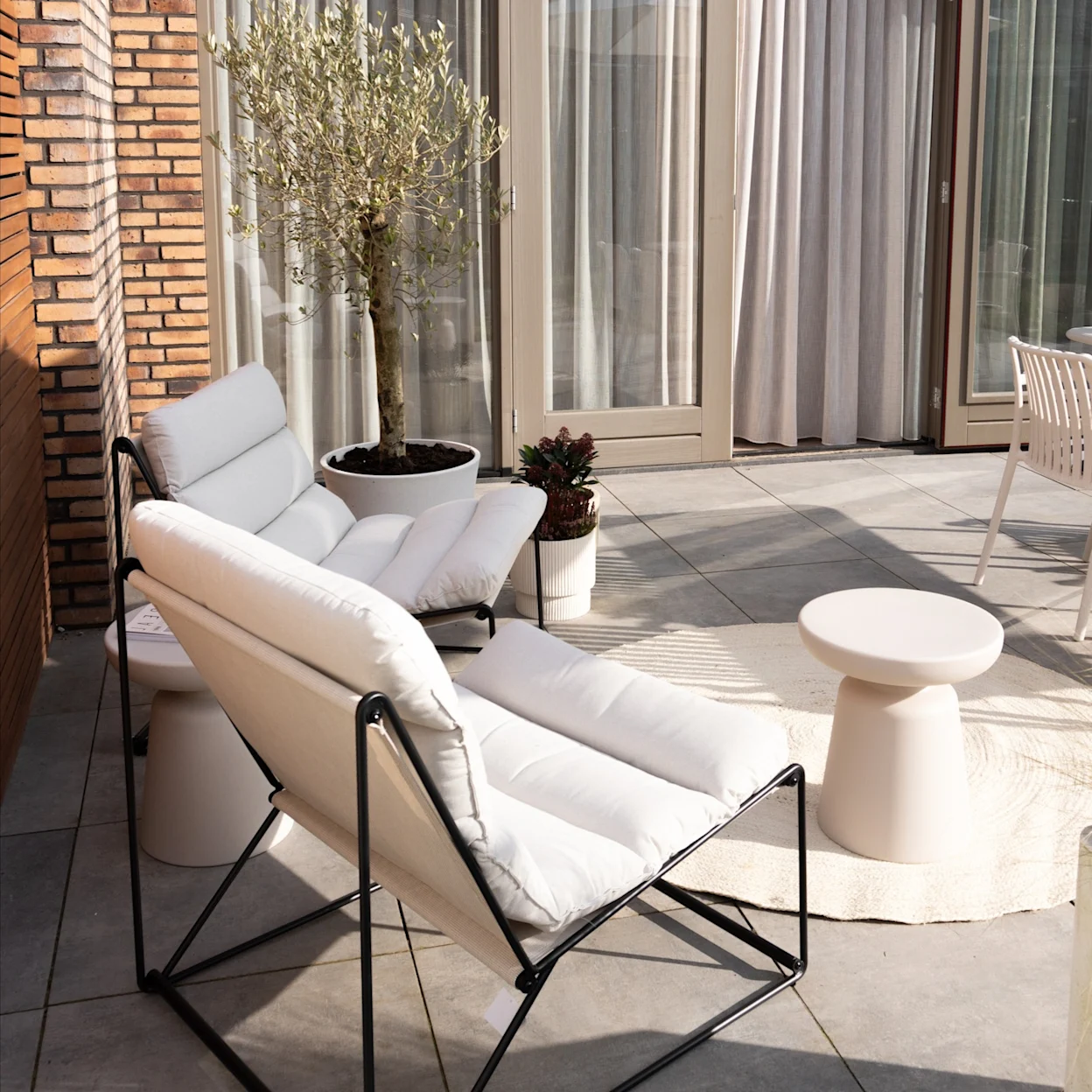 Modern zitje in de tuin van @styleandsuger