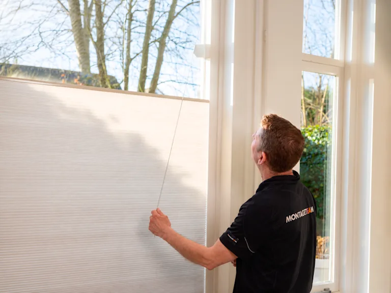 Gordijnen en raamdecoratie vakkundig bij je gemonteerd