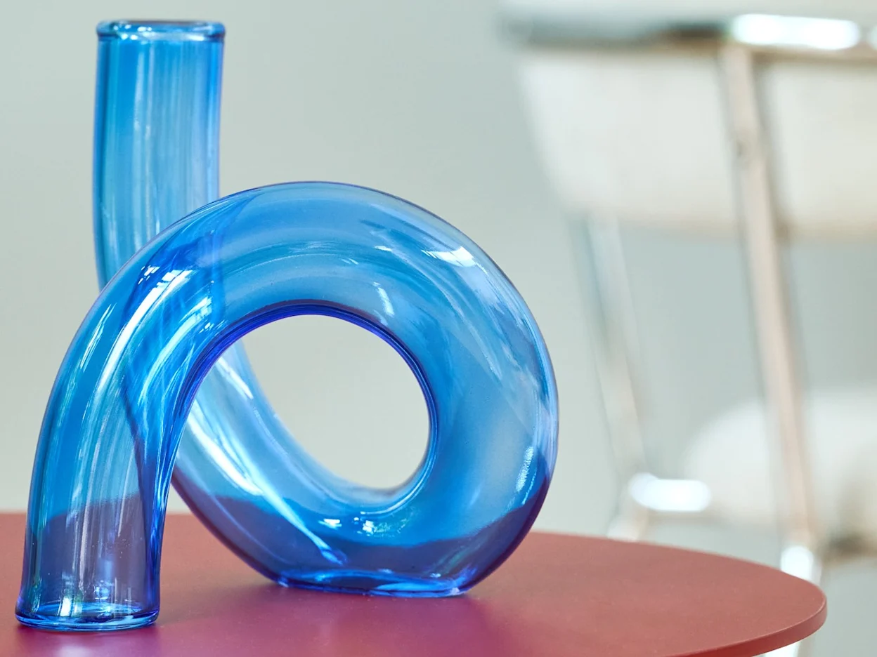 Blauwe vaas van glas in tubevorm