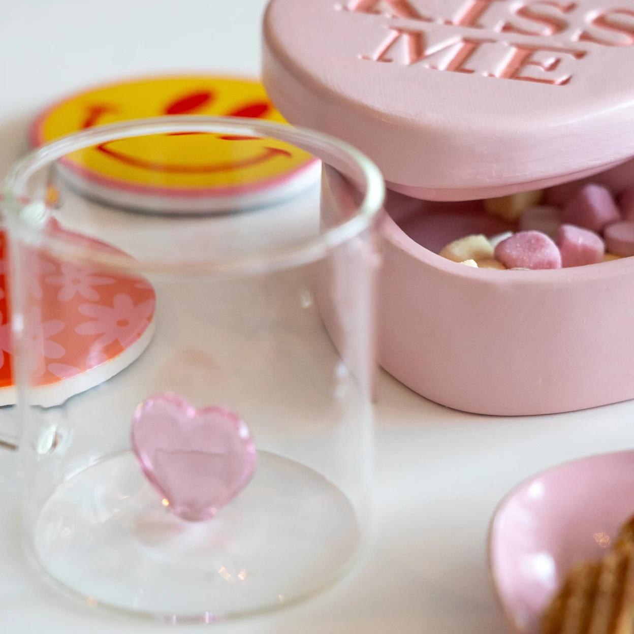 Kleurrijke mokken en onderzetters