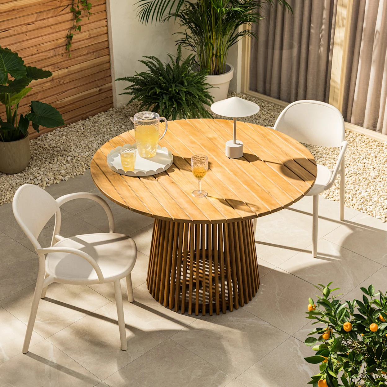 Houten ronde tuintafel in champignon vorm