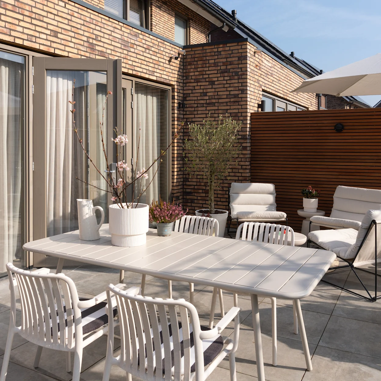 Heerlijk tafelen in de zon bij @styleandsuger