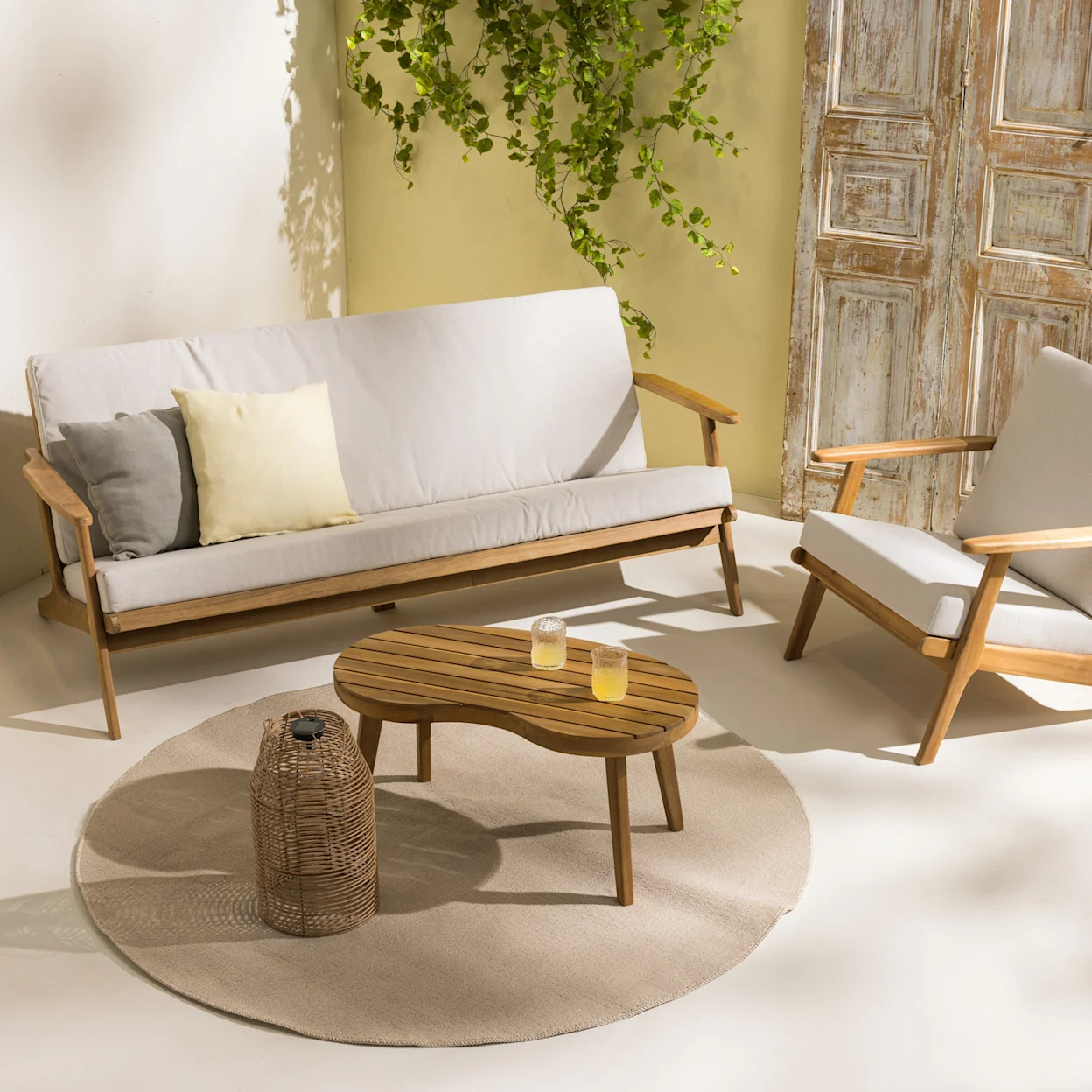Houten bankje met een loungestoel