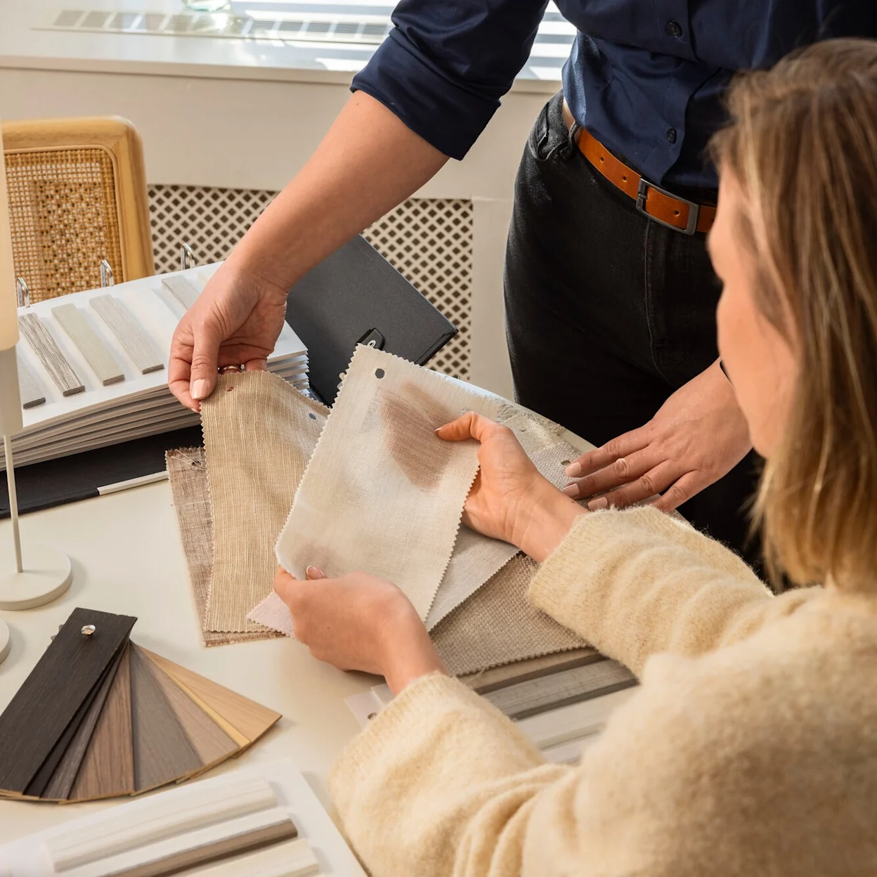 We bekijken samen de stalen voor je raambekleding