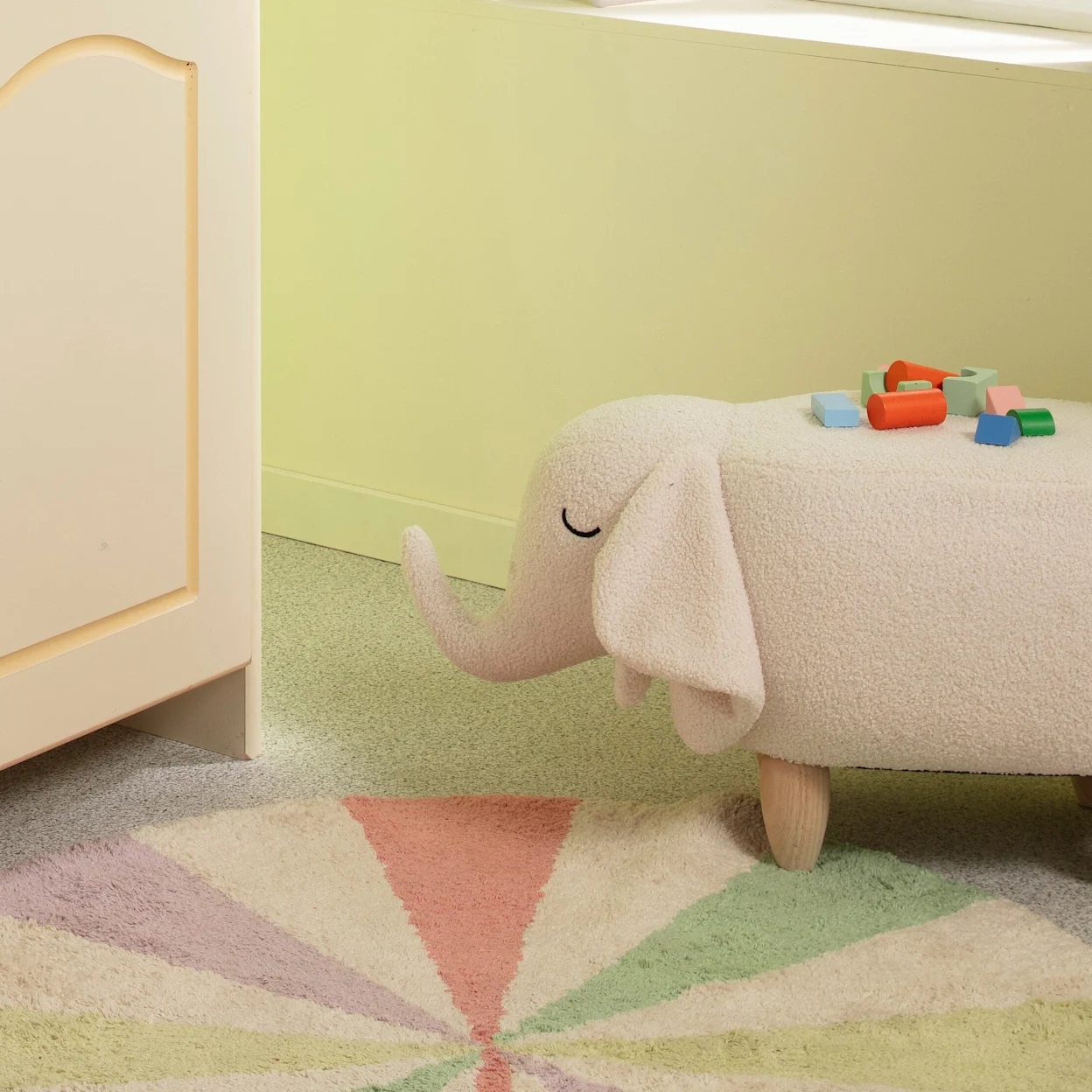 Vloerkleed in kinderkamer met poefje